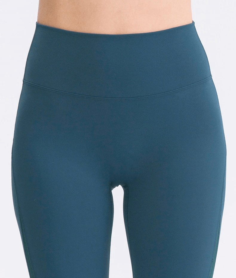 Sporty seamless women's leggings with high waist in blue, perfect for yoga, shown from the waist down, offering support and flexibility.